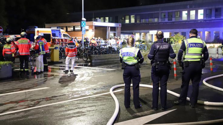 Bei einem Brand in einem Düsseldorfer Krankenhaus ist ein 77-jähriger Patient ums Leben gekommen.