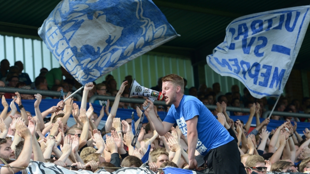 Die Fans vom SV Meppen heizen den Kampfgeist ihrer Mannschaft an. (Symbolbild) (Foto)