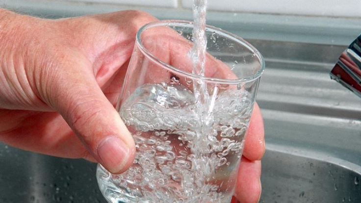 Viel Wasser zu trinken macht angeblich schlank - was ist dran an diesem Mythos?
