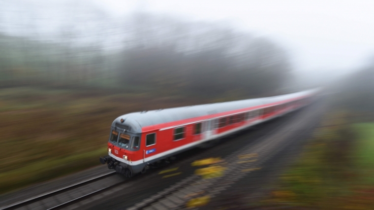 Die Bahn ist immer noch oftmals die entspanntere und günstigere Alternative zum Auto.