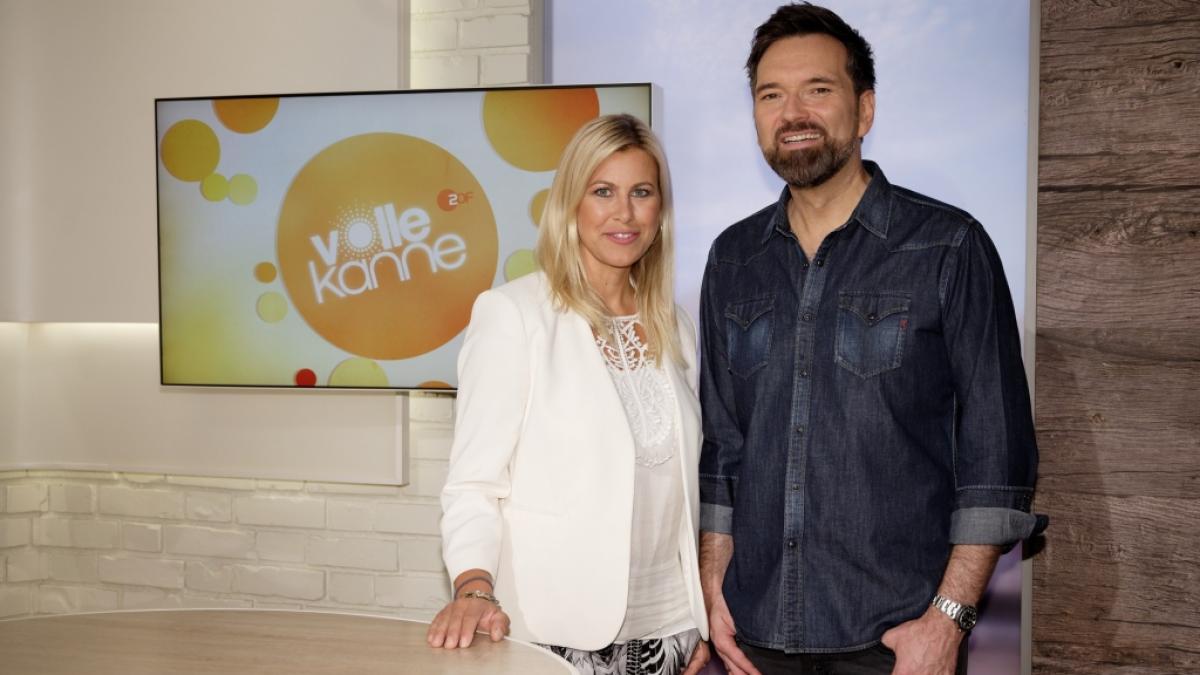 Nadine Kr&uuml;ger steht mit Ingo Nommsen im "Volle Kanne"-Fernsehstudio. (Foto)