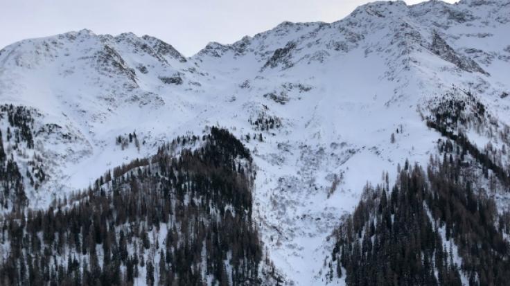 Beim Abgang einer Lawine in St. Anton in Tirol ist ein 58-jähriger Familienvater aus Baden-Württemberg ums Leben gekommen.