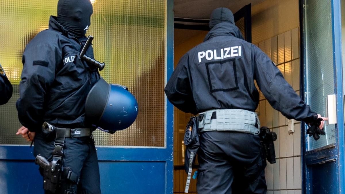 Bei einer Razzia in zw&ouml;lf Bundesl&auml;ndern ermitteln Einsatzkr&auml;fte gegen die rechtsextremistische Sekte "Artgemeinschaft" (Symbolfoto). (Foto)