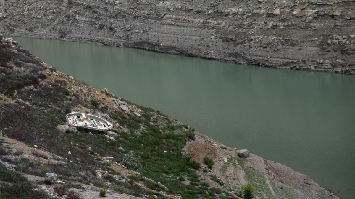 Ein Boot steht am Hang des Baells-Stausees. Die Wassermenge, die sich in den Stauseen der katalanischen Binnenbecken angesammelt hat, erreicht nicht einmal 30 Prozent ihrer Kapazit&auml;t. (Foto)