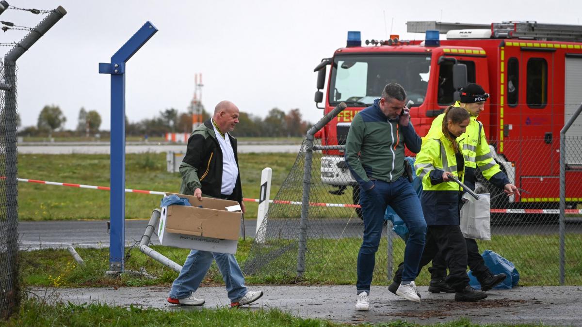 Der besch&auml;digte Zaunabschnitt liegt nach Angaben von Flughafensprecher Uwe Schuhart an einer &ouml;ffentlich zug&auml;nglichen Stra&szlig;e mit einer Notfallzufahrt f&uuml;r Einsatzkr&auml;fte wie die Feuerwehr. (Foto)