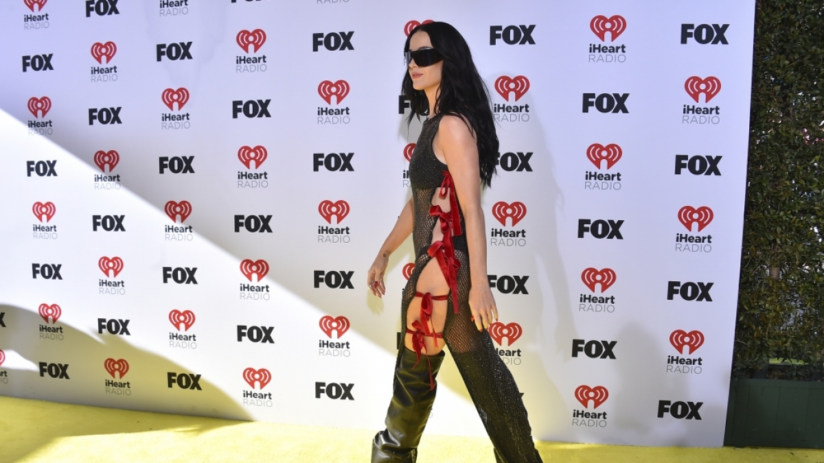 Zusammengehalten wurde Katy Perrys luftiger Look durch rote Schleifen. (Foto)
