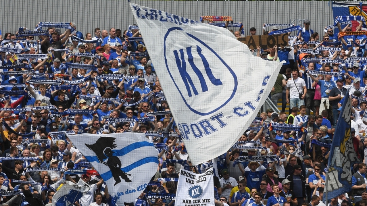Die KSC-Fans feuern ihr Team das ganze Spiel &uuml;ber an. (Symbolbild) (Foto)
