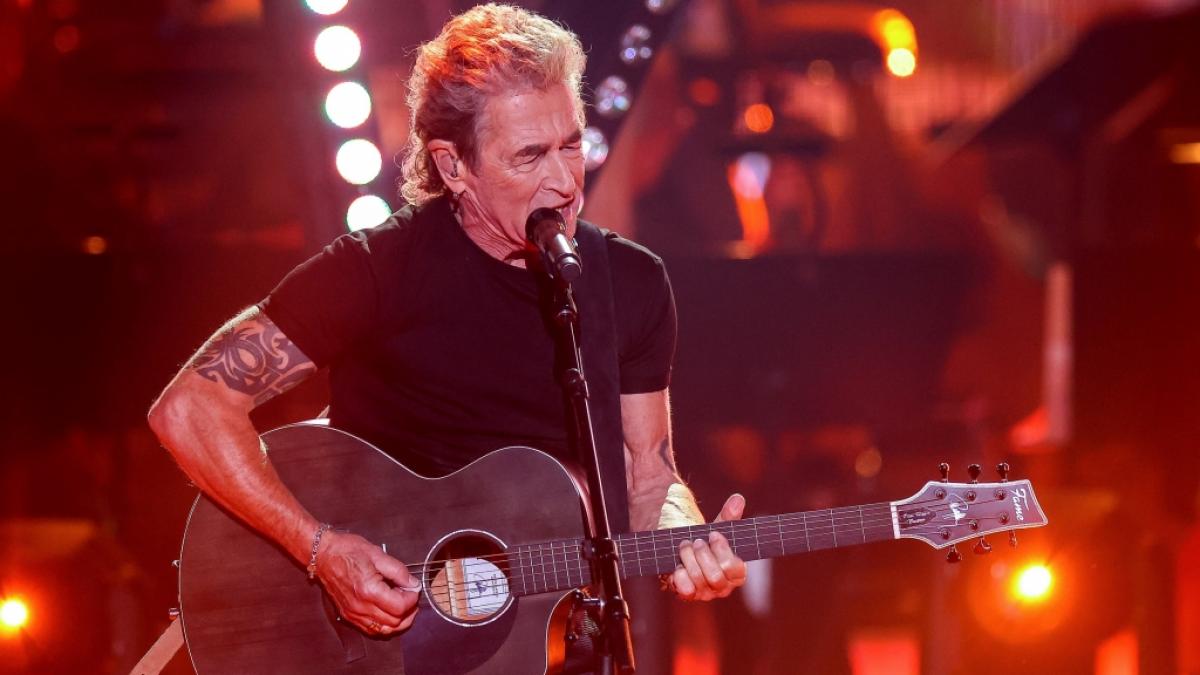 Peter Maffay performt auf der B&uuml;hne. (Foto)