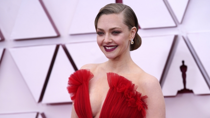 Amanda Seyfreid verzauberte im tief ausgeschnitten Armani-Kleid.