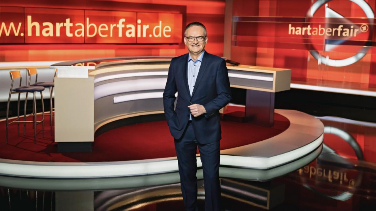 Frank Plasberg diskutierte am Montag bei "hart aber fair" den Kult um das britische K&ouml;nigshaus. (Foto)