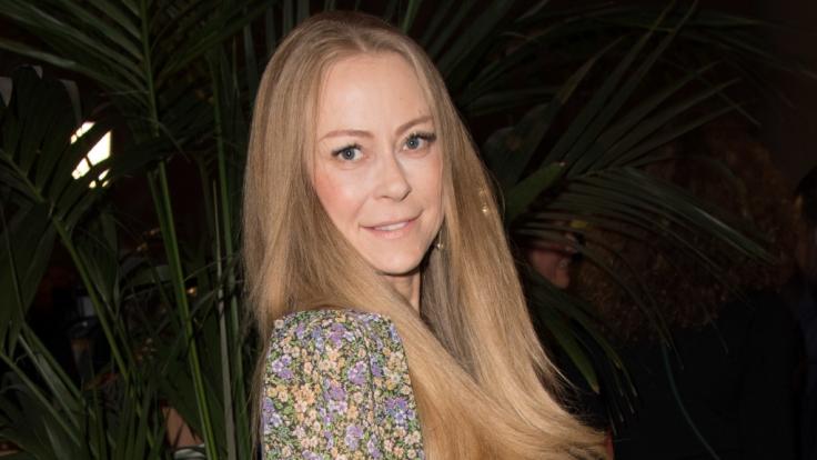 Jenny Elvers wird trotz Rippenbruch an
