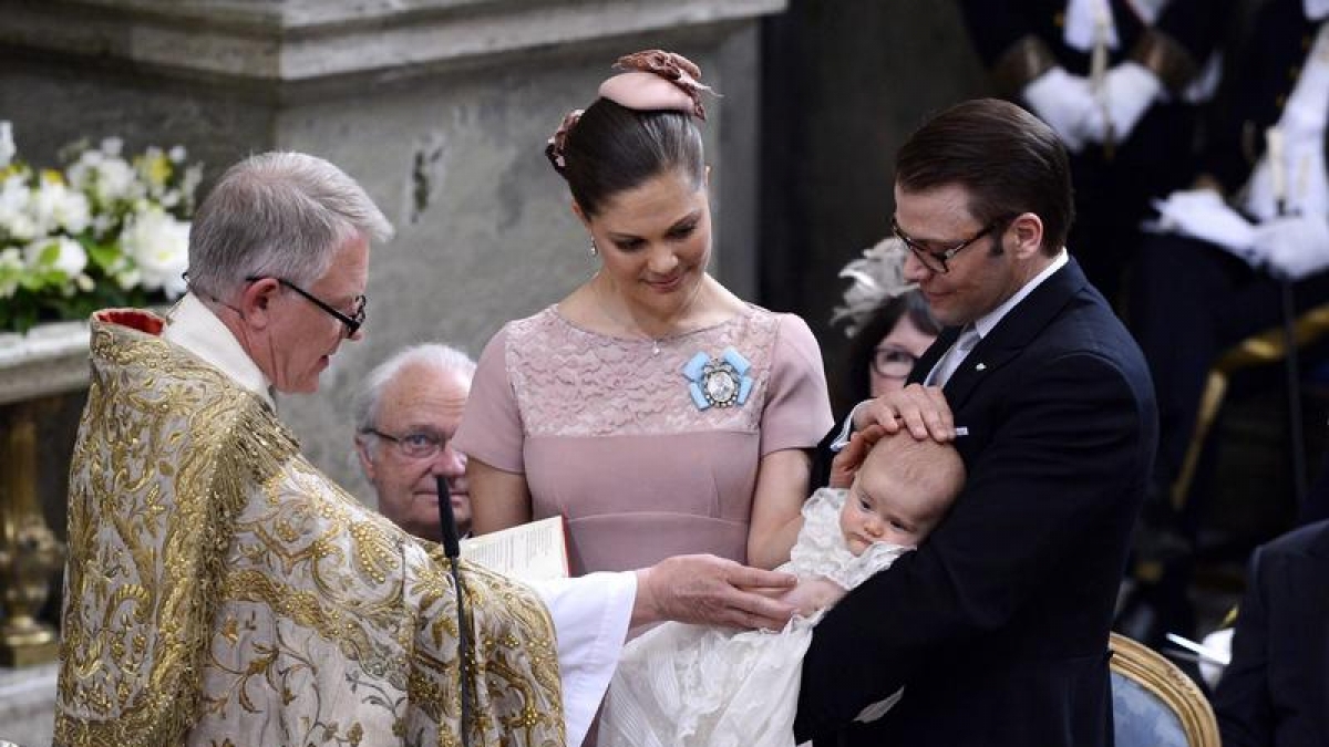 Prinzessin Estelle getauft: Royal beim ersten Auftritt (Foto)