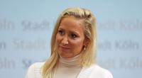 Janine Kunze posierte nur im Bikini-Höschen.