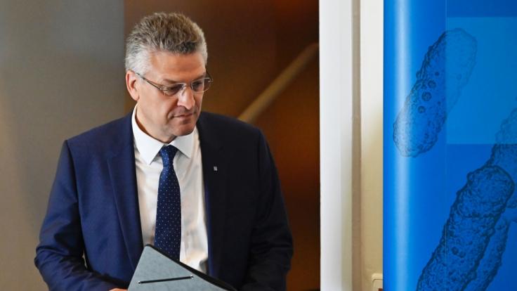Mehr als 1.400 Neuinfektionen: das RKI zeigt sich aktuell besorgt über die Corona-Zahlen vom 13. August.