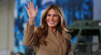 Melania Trump begrüßt die Menge bei Ankunft in Fort Bragg.