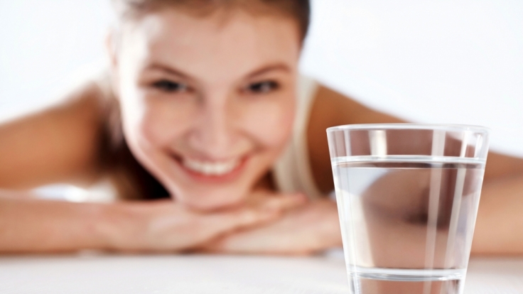 Schönheitspflege von innen: täglich Mineralwasser trinken.