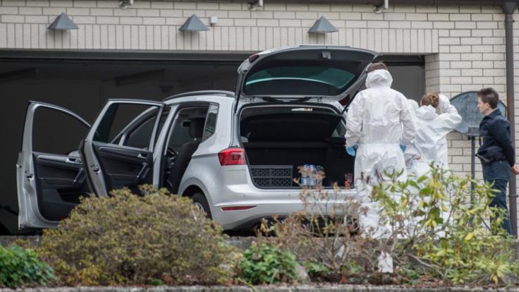 Mitarbeiter der Spurensicherung stehen vor dem Einfamilienhaus, in dem bei einem Brand zwei tote Kinder geborgen wurden.