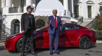 Da war die Welt bei Donald Trump und Elon Musk noch in Ordnung: Im März 2025 pries der US-Präsident vor dem Weißen Haus die Elektro-Autos seines Busenfreunds an. Nun will Trump seinen Tesla offenbar schnellstmöglich loswerden.