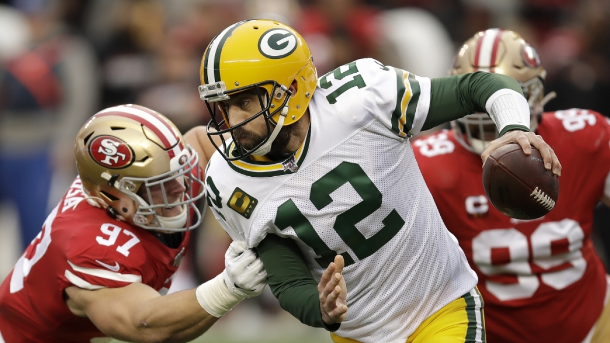 Nick Bosa (r) von den San Francisco 49ers tacklt den Quarterback der Green Bay Packers, Aaron Rodgers, am 19.01.2025. (Symbolbild) (Foto)