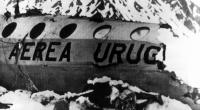 Die Aufnahme der Rettungsmannschaft zeigt das schneebedeckte Flugzeugwrack in den chilenischen Anden und eine der Leichen.