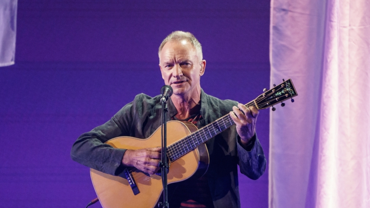 Der Weltstar Sting performt auf der B&uuml;hne. (Foto)