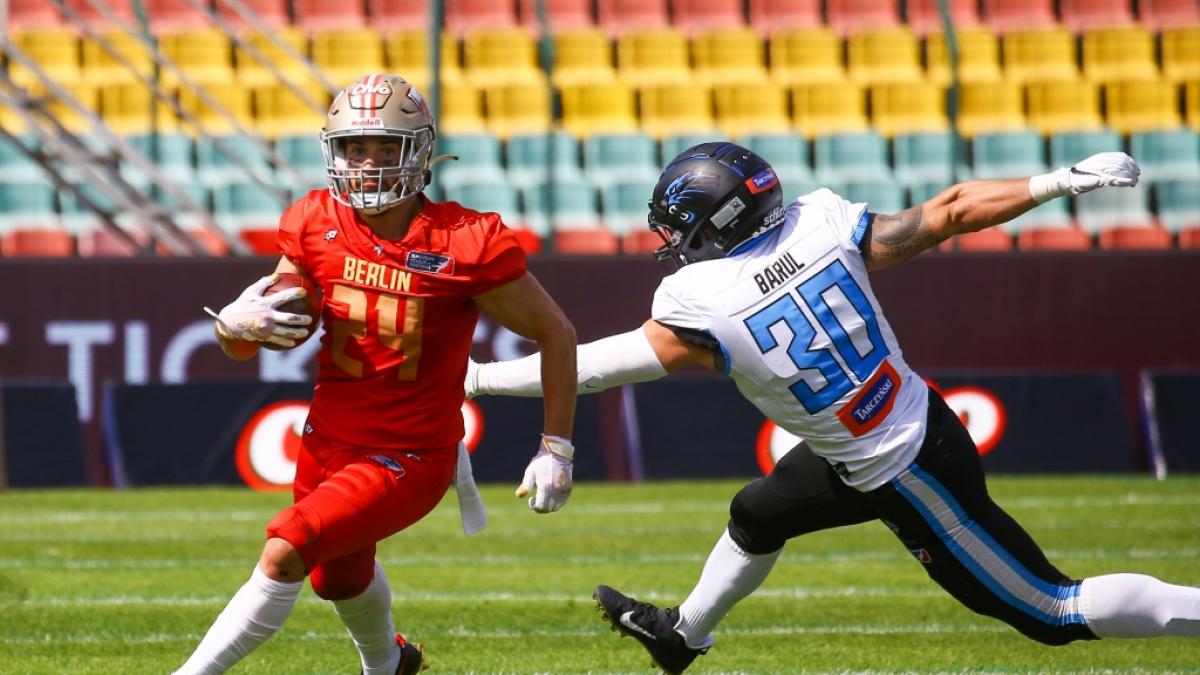 Berlins Maxime De Falcis (l) weicht dem Tackle von Pawel Barul von den Wroclaw Panthers aus, am 18.07.2021. (Symbolbild) (Foto)
