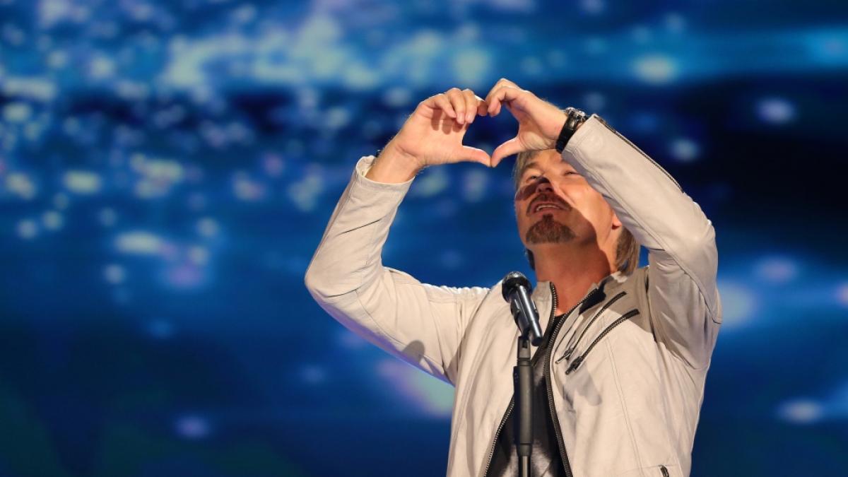 Nik P. formt auf der B&uuml;hne mit seinen H&auml;nden ein Herz. (Foto)