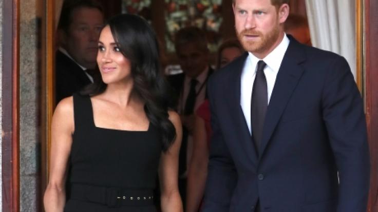 Zu Beginn noch farbenfroh setzt Herzogin Meghan inzwischen auf schwarze Kleidung.