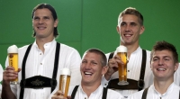 Prost! Im deutschen Telefonbuch finden sich Paul Ahner und Paul Lahner. Zu heißen, wie ein Bier: Für einen Jugendlichen vielleicht noch ganz witzig, danach eher belastend. (Im Bild: Daniel van Buyten (von links), Bastian Schweinsteiger, Nils Petersen und