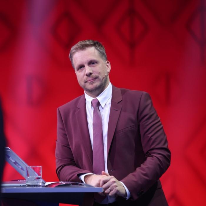 Mit Spruch zum Ehevertrag! Comedian blamiert sich in TV-Show