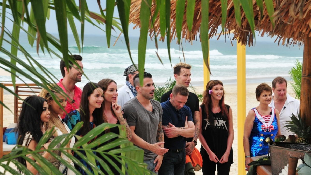 Die zw&ouml;lf Kandidaten von "Ich bin ein Star, holt mich hier raus!" durften sich vor dem Einzug ins Dschungelcamp an einer Strandbar kennenlernen. (Foto)
