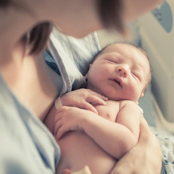 Mutter schläft mit Säugling (9 Wochen) ein - tot