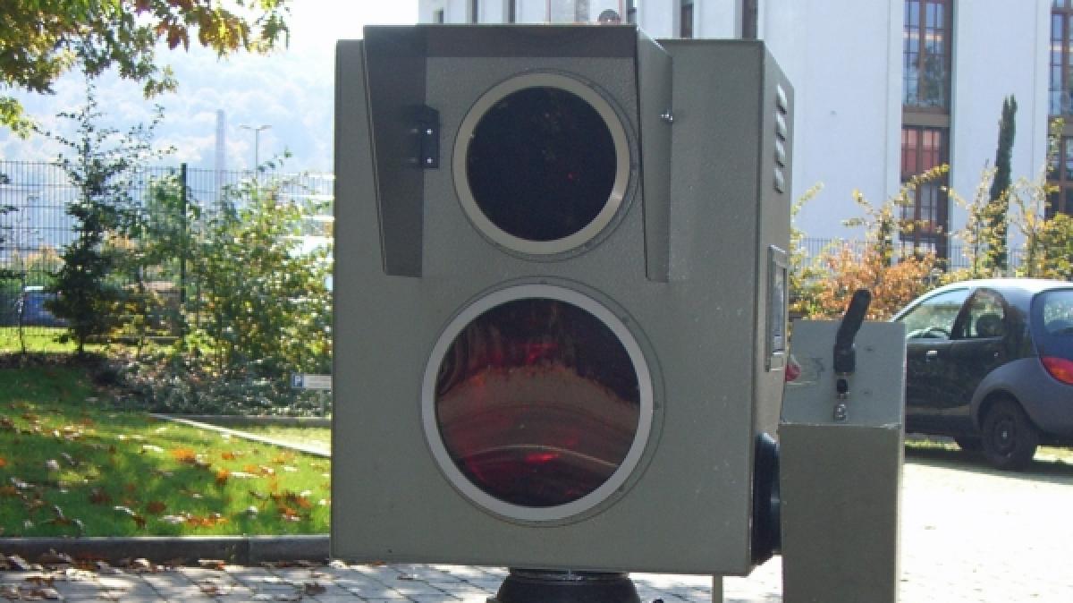 Mobile Radarger&auml;te wie dieses sind sehr flexibel einsetzbar und k&ouml;nnten an jeder Stra&szlig;e lauern. Autofahrer sollten in jedem Fall die Geschwindigkeitsvorgaben im Auge behalten. (Symbolbild) (Foto)