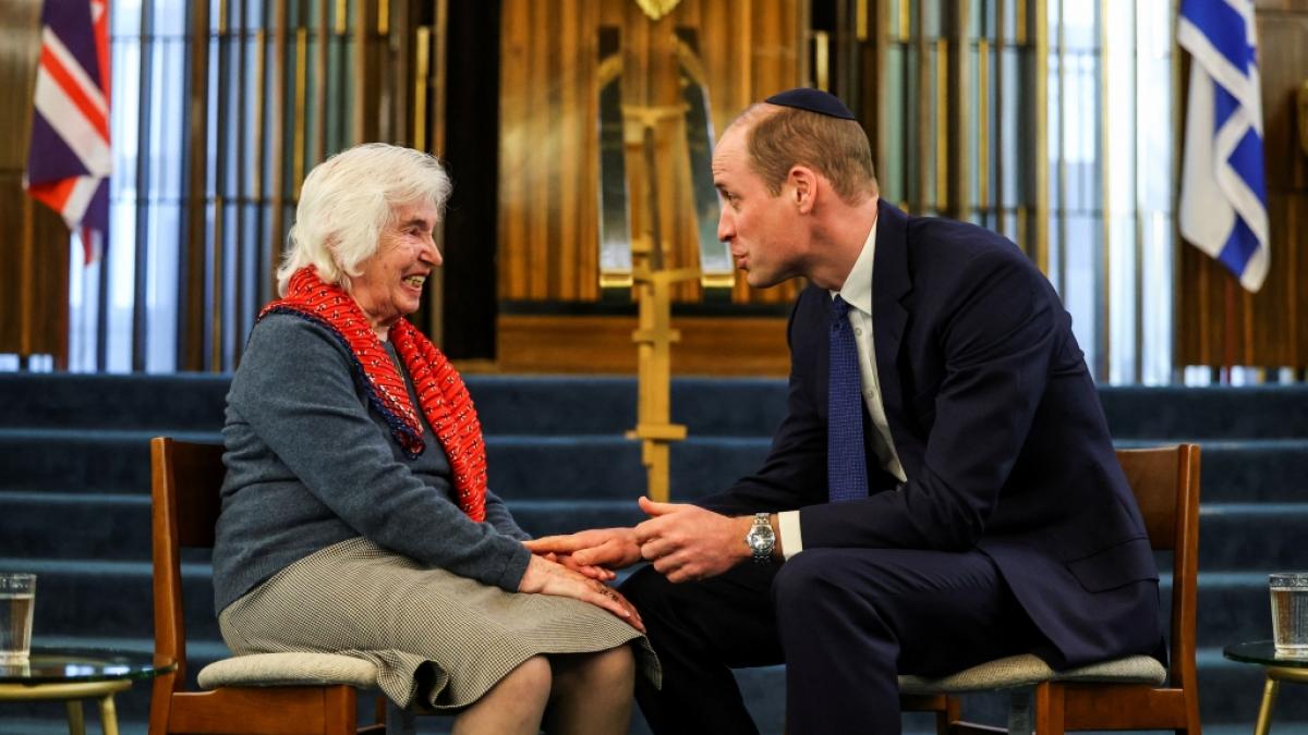 Prinz William nahm sich beim Besuch einer Londoner Synagoge Zeit f&uuml;r ein Gespr&auml;ch mit der Shoah-&Uuml;berlebenden Renee Salt. (Foto)