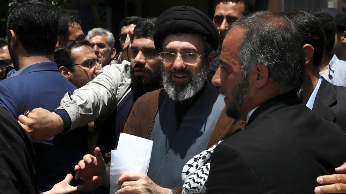 Modschtaba Chamenei (Mitte), der Sohn von Ajatollah Ali Chamenei, gilt als aussichtsreicher Kandidat f&uuml;r die Nachfolge des get&ouml;teten Staatsoberhaupts im Iran. (Foto)