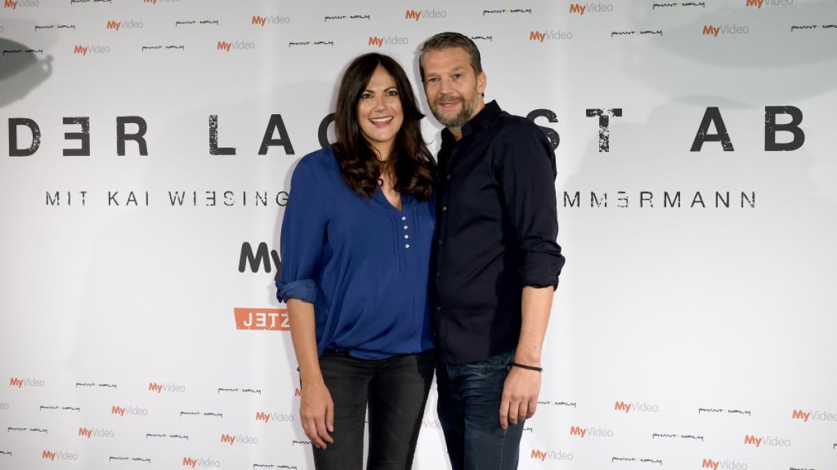Kai Wiesinger und seine Partnerin Bettina Zimmermann posieren bei einem Fototermin zur 2. Staffel ihrer gemeinsamen Webserie "Der Lack ist ab". (Foto)