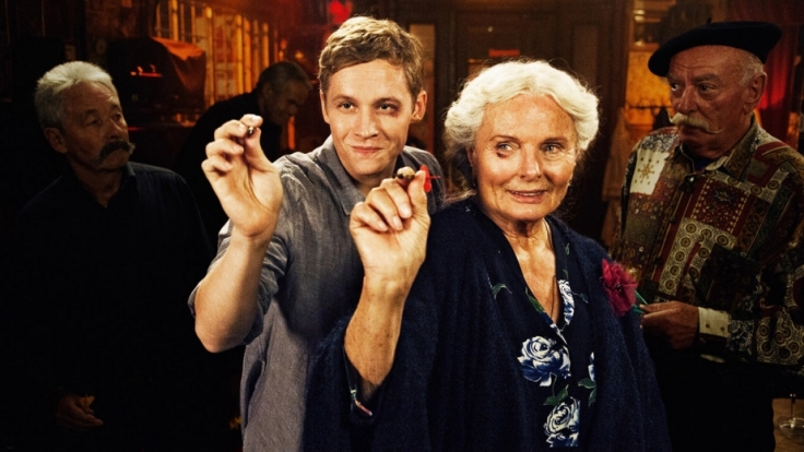In "Frau Ella" brennt Matthias Schweighöger mit Ruth Maria Kubitschek durch.