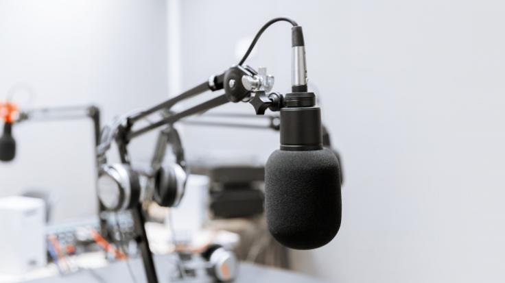 Trauer um Juergen Schulz: Der MDR-Moderator, bekannt aus Rundfunk und Fernsehen, ist im Alter von 76 Jahren gestorben (Symbolbild).