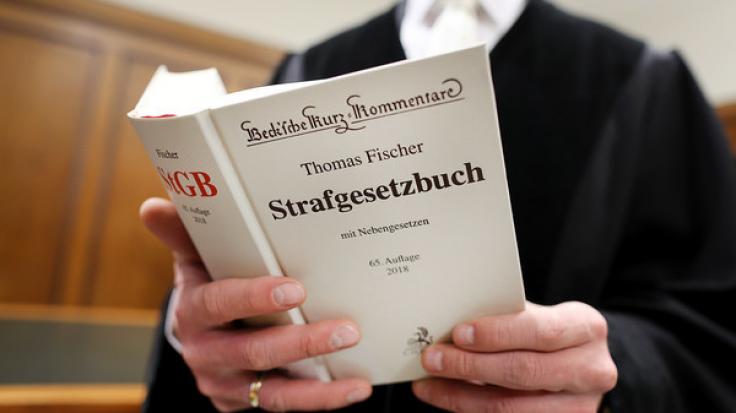 Vor dem Kölner Landgericht muss sich ein 84-Jähriger verantworten - dem Senior wird vorgeworfen, seine an Demenz erkrankte Ehefrau umgebracht zu haben (Symbolbild).
