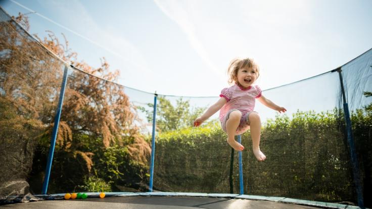 Weil es von seinen Pflegeeltern gezwungen worden war, stundenlang Trampolin zu springen, ist ein Mädchen (8) im texanischen Odessa gestorben.