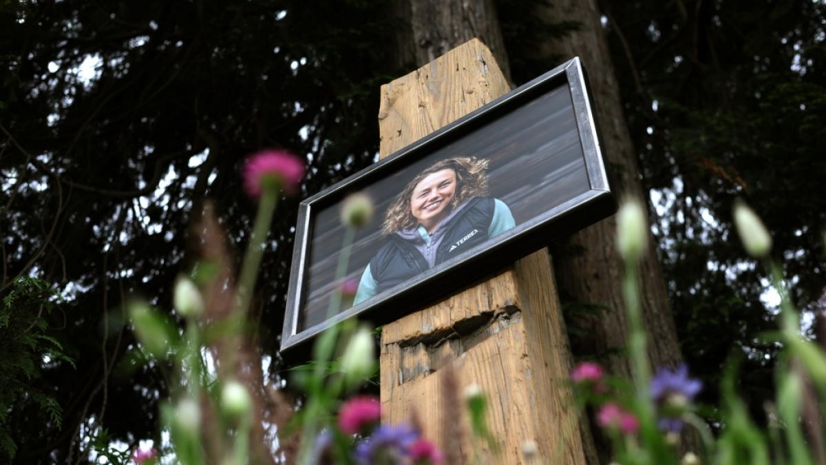 Im Kurpark Partenkirchen wird mit einem Portr&auml;t an die verstorbene Biathlon-Olympiasiegerin Laura Dahlmeier erinnert. Aus der RTL-Show "Drei gegen Einen", die im Fr&uuml;hjahr aufgezeichnet wurde, wurde sie nun entfernt. (Foto)