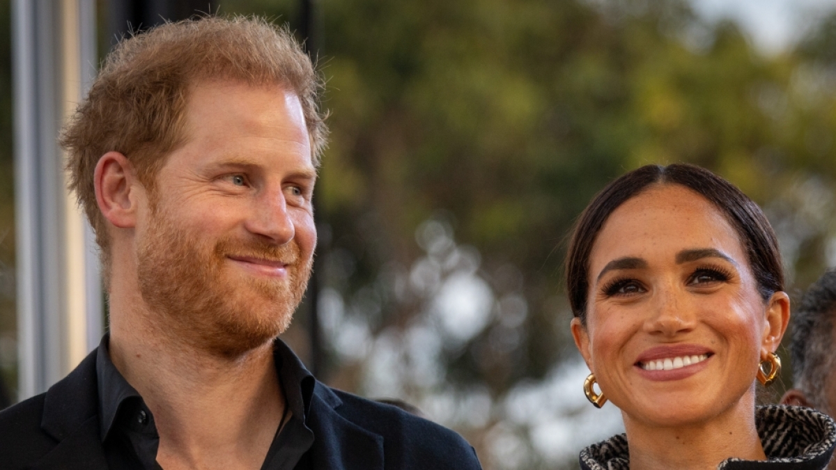 Alle Beteuerungen, sich ein zur&uuml;ckgezogenes Leben zu w&uuml;nschen, scheinen vergessen: Im Promi-Blitzlichtgewitter strahlen Prinz Harry und Meghan Markle auch nach dem Megxit am liebsten. (Foto)