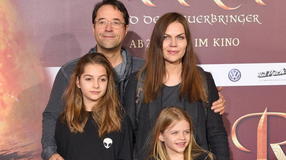 Lilly Liefers (l.) mit ihren Eltern Jan Josef Liefers und Anna Loos sowie ihrer Schwester Lola bei einer Filmpremiere (2015). (Foto)
