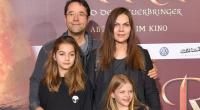 Lilly Liefers (l.) mit ihren Eltern Jan Josef Liefers und Anna Loos sowie ihrer Schwester Lola bei einer Filmpremiere (2015).