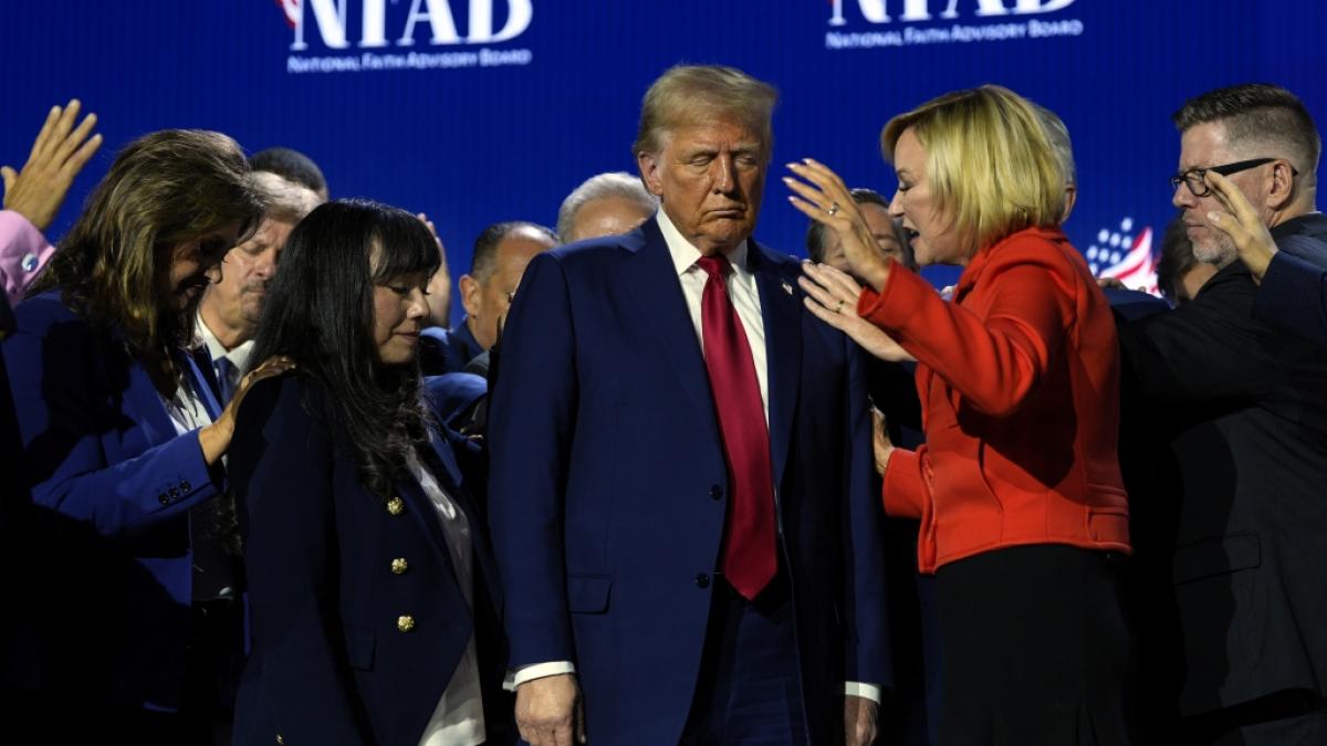 Donald Trump in mitten eines Gebets. (Foto)