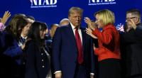 Donald Trump in mitten eines Gebets.