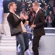 Leon Windscheid feiert gemeinsam mit Günther Jauch seinen Millionen-Gewinn.