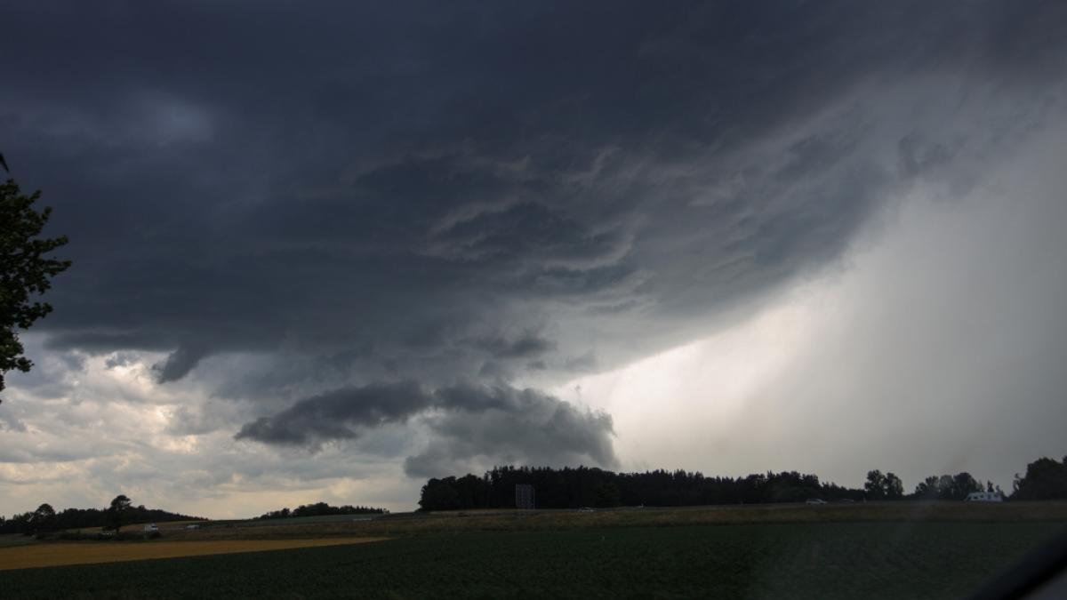 Deutschland ist ein ganzes Wochenende lang von heftigen Unwettern &uuml;berrollt worden - Starkregen, Sturm und Hagel inklusive. (Foto)