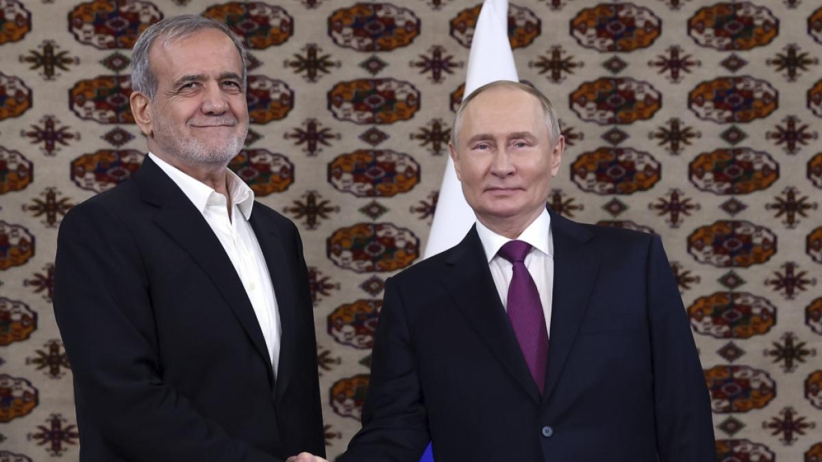 Wladimir Putin w&auml;hrend seines Treffens mit dem iranischen Pr&auml;sident Massud Peseschkian am Rande des Internationalen Forums in Turkmenistan. (Foto)