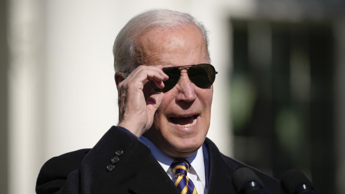 Russische Frauen haben offenbar die Beerdigung f&uuml;r Joe Biden inszeniert. (Foto)